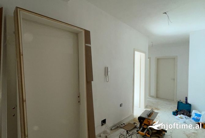 Shtepi ne shitje Apartament ne Tirane, 3+1, Mobilimi Bosh, pa mobiluar, Pagesa 333,500  Euro.