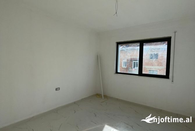 Shtepi ne shitje Apartament ne Tirane, 3+1, Mobilimi Bosh, pa mobiluar, Pagesa 333,500  Euro.