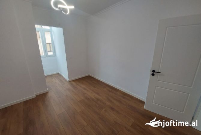Shtepi ne shitje Apartament ne Tirane, 2+1, Mobilimi Bosh, pa mobiluar, Pagesa 185,000  Euro.
