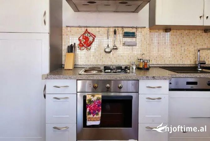 Shtepi ne shitje Apartament ne Tirane, 1+1, Mobilimi E mobiluar, Pagesa 149,990  Euro.