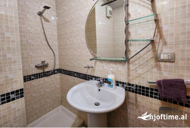 Shtepi ne shitje Apartament ne Tirane, 1+1, Mobilimi E mobiluar, Pagesa 149,990  Euro.