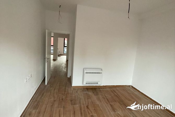 Shtepi me qera Duplex(shtepi me 2 kate) ne Tirane, 4+1, Mobilimi Bosh, pa mobiluar, Pagesa 3,500  Euro.