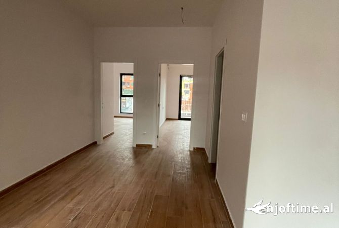 Shtepi me qera Duplex(shtepi me 2 kate) ne Tirane, 4+1, Mobilimi Bosh, pa mobiluar, Pagesa 3,500  Euro.