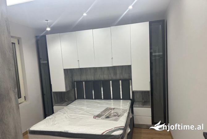 Shtepi ne shitje Apartament ne Tirane, 2+1, Mobilimi E mobiluar, Pagesa 180,000  Euro.