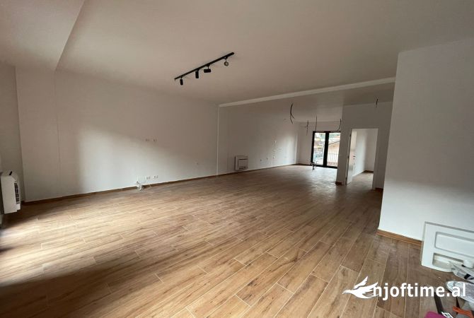 Ambient biznesi me qera 3+1 ne Tirane - 3,500 Euro