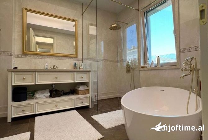 Shtepi ne shitje Vila Luksoze ne Tirane, 4+1, Mobilimi E mobiluar, Pagesa 2,000,000  Euro.