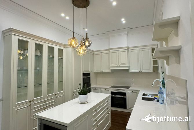 Shtepi ne shitje Vila Luksoze ne Tirane, 4+1, Mobilimi E mobiluar, Pagesa 2,000,000  Euro.