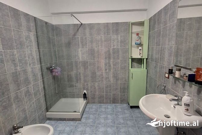 Shtepi ne shitje Apartament ne Tirane, 2+1, Mobilimi E mobiluar, Pagesa 175,000  Euro.