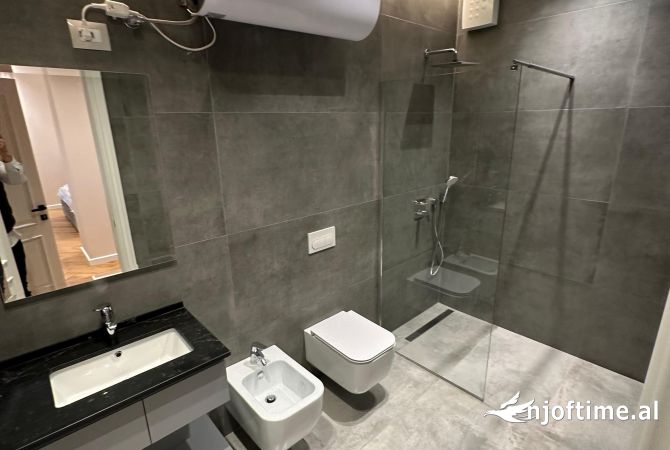 Shtepi me qera Apartament ne Tirane, 3+1, Mobilimi E mobiluar, Pagesa 2,500  Euro.