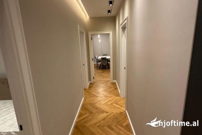 Shtepi me qera Apartament ne Tirane, 3+1, Mobilimi E mobiluar, Pagesa 2,500  Euro.