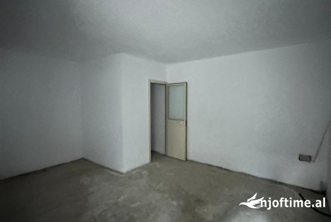 Ambient biznesi me qera 4+1 ne Tirane - 1,200 Euro