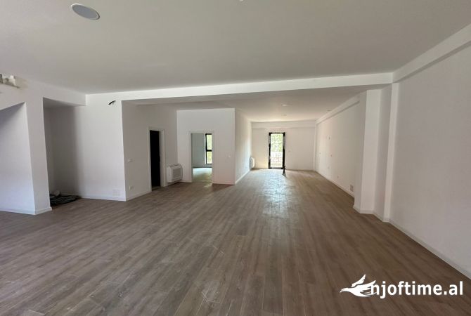 Ambient biznesi me qera 3+1 ne Tirane - 4,000 Euro