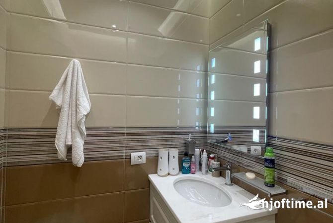 Shtepi me qera Apartament ne Tirane, 3+1, Mobilimi E mobiluar, Pagesa 2,500  Euro.