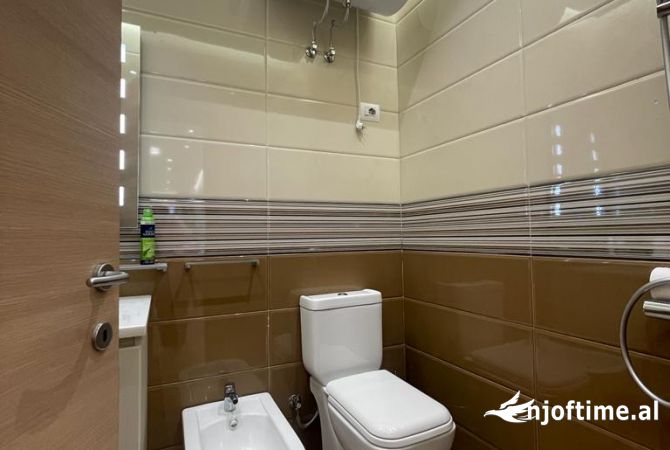 Shtepi me qera Apartament ne Tirane, 3+1, Mobilimi E mobiluar, Pagesa 2,500  Euro.