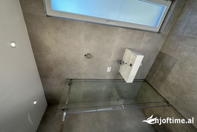 Shtepi me qera Apartament ne Tirane, 4+1, Mobilimi Pjeserisht e mobiluar, Pagesa 3,500  Euro.