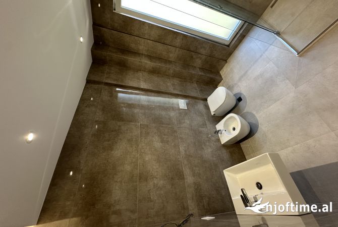 Shtepi me qera Apartament ne Tirane, 4+1, Mobilimi Pjeserisht e mobiluar, Pagesa 3,500  Euro.