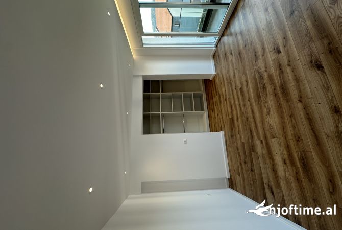 Shtepi me qera Apartament ne Tirane, 4+1, Mobilimi Pjeserisht e mobiluar, Pagesa 3,500  Euro.