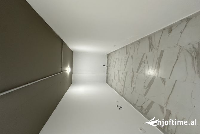 Shtepi me qera Apartament ne Tirane, 4+1, Mobilimi Pjeserisht e mobiluar, Pagesa 3,500  Euro.