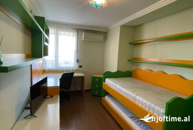 Shtepi me qera Apartament ne Tirane, 3+1, Mobilimi E mobiluar, Pagesa 1,000  Euro.