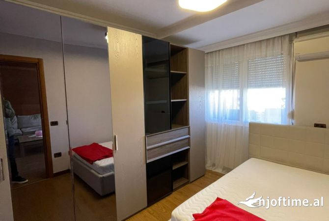 Shtepi me qera Apartament ne Tirane, 3+1, Mobilimi E mobiluar, Pagesa 1,000  Euro.