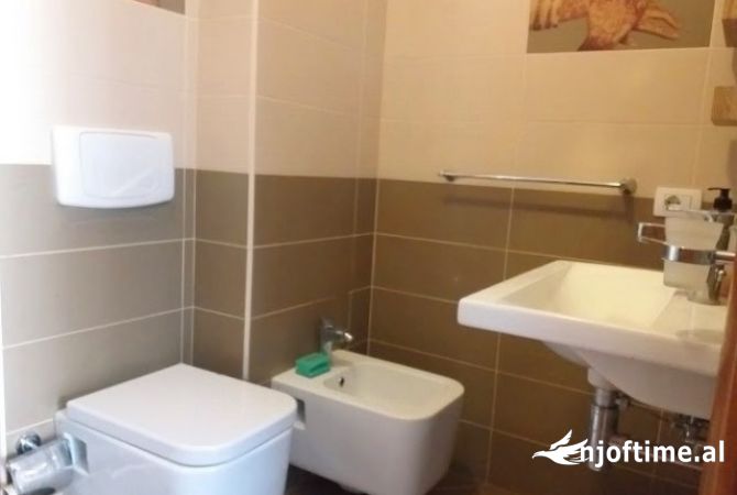 Shtepi me qera Vila Luksoze ne Tirane, 5+1, Mobilimi E mobiluar, Pagesa 2,500  Euro.