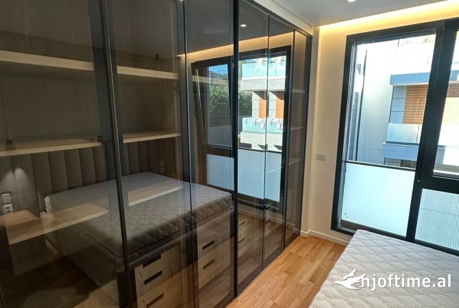Shtepi me qera Apartament ne Tirane, 3+1, Mobilimi E mobiluar, Pagesa 2,300  Euro.