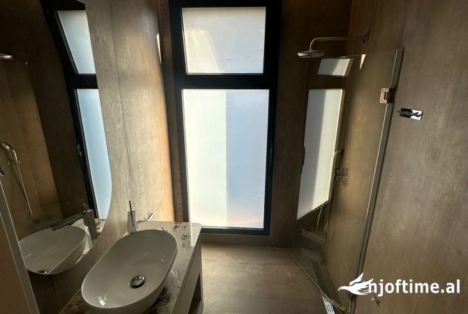 Shtepi me qera Apartament ne Tirane, 3+1, Mobilimi E mobiluar, Pagesa 2,300  Euro.