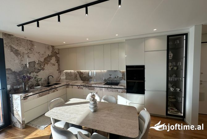 Shtepi me qera 3+1 ne Tirane - 2,300 Euro