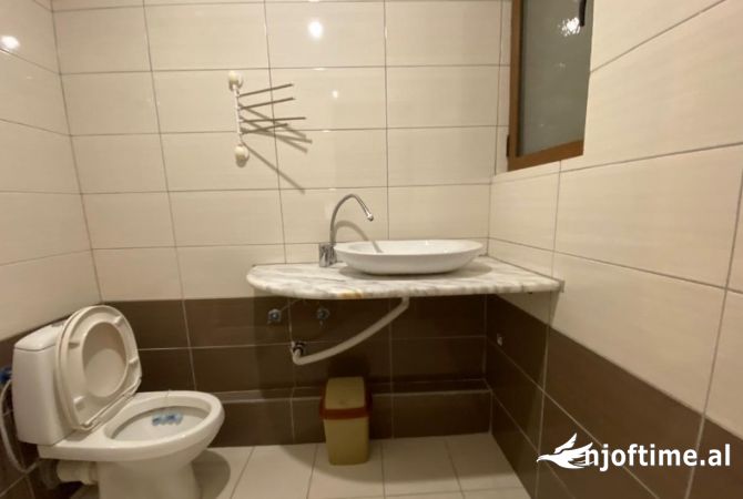 Shtepi me qera Apartament ne Tirane, 2+1, Mobilimi E mobiluar, Pagesa 50,000  Leke.