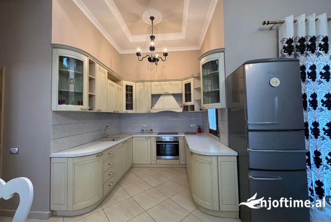 Shtepi me qera Apartament ne Tirane, 2+1, Mobilimi E mobiluar, Pagesa 700  Euro.