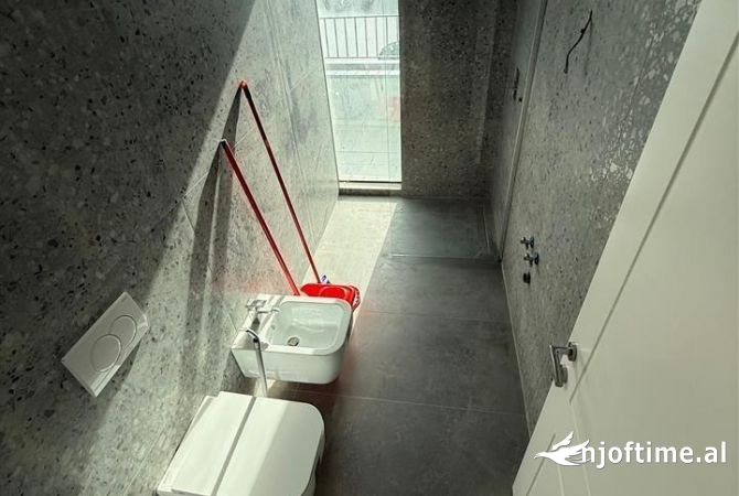 Shtepi me qera Apartament ne Tirane, 3+1, Mobilimi Bosh, pa mobiluar, Pagesa 2,500  Euro.