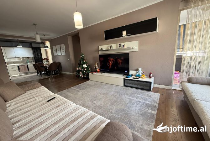 Shtepi ne shitje Apartament ne Tirane, 3+1, Mobilimi E mobiluar, Pagesa 308,000  Euro.