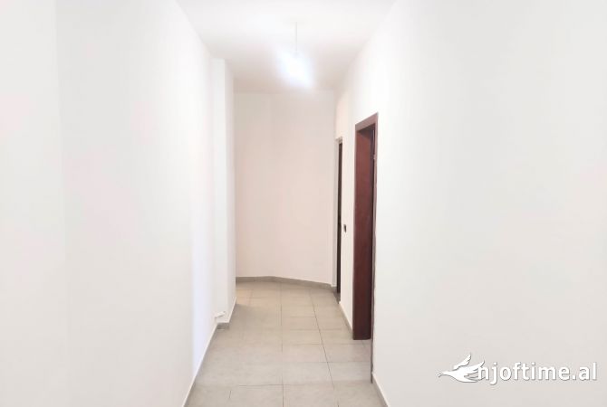 Shtepi ne shitje Apartament ne Tirane, 2+1, Mobilimi E mobiluar, Pagesa 92,700  Euro.