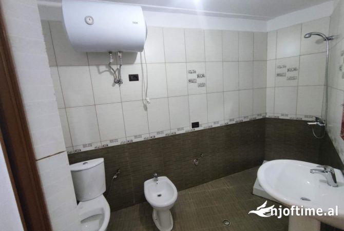Shtepi ne shitje Apartament ne Tirane, 2+1, Mobilimi E mobiluar, Pagesa 92,700  Euro.