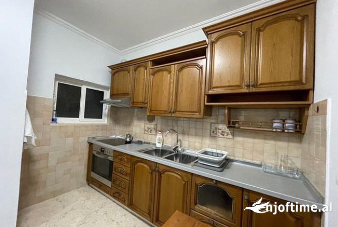 Shtepi ne shitje Apartament ne Tirane, 2+1, Mobilimi E mobiluar, Pagesa 400,000  Euro.