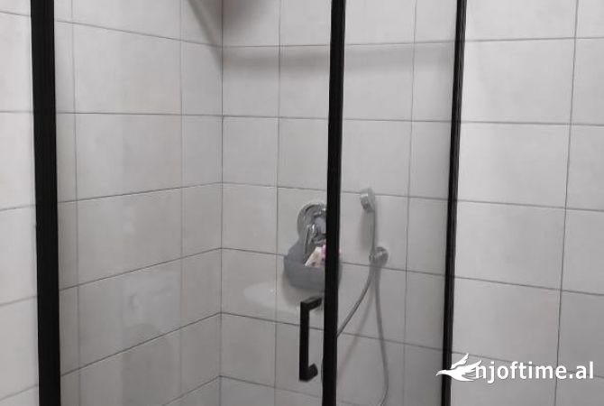 Shtepi me qera Penthose(kati i fundit panoramik) ne Tirane, 2+1, Mobilimi E mobiluar, Pagesa 1,100  Euro.