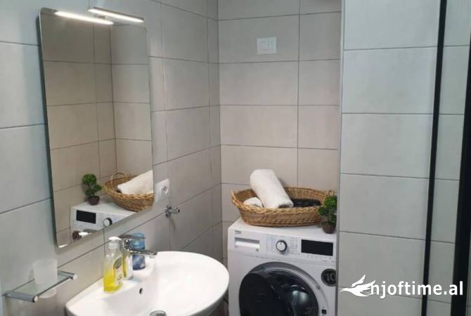 Shtepi me qera Penthose(kati i fundit panoramik) ne Tirane, 2+1, Mobilimi E mobiluar, Pagesa 1,100  Euro.