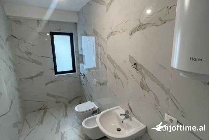 Shtepi me qera Apartament ne Tirane, 2+1, Mobilimi Bosh, pa mobiluar, Pagesa 700  Euro.