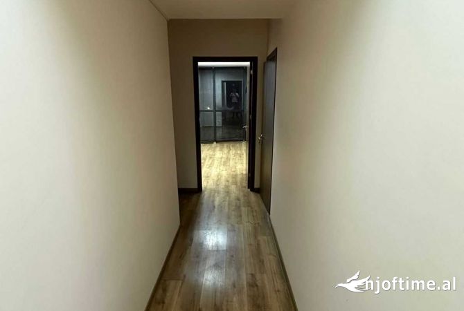Ambient biznesi me qera 3+1 ne Tirane - 5,280 Euro