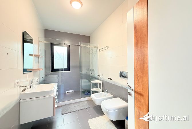 Shtepi ne shitje Vila Luksoze ne Tirane, 4+1, Mobilimi E mobiluar, Pagesa 600,000  Euro.