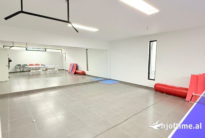 Shtepi ne shitje Vila Luksoze ne Tirane, 4+1, Mobilimi E mobiluar, Pagesa 600,000  Euro.