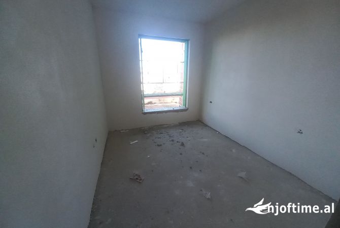 Shtepi ne shitje Apartament ne Tirane, 1+1, Mobilimi Bosh, pa mobiluar, Pagesa 106,600  Euro.