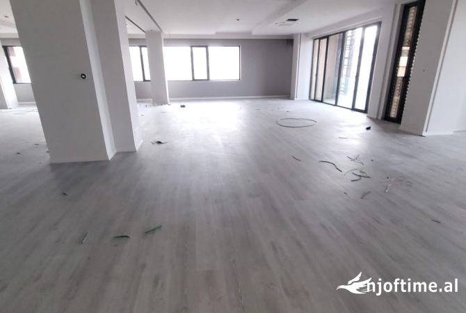 Ambient biznesi me qera 3+1 ne Tirane - 5,500 Euro