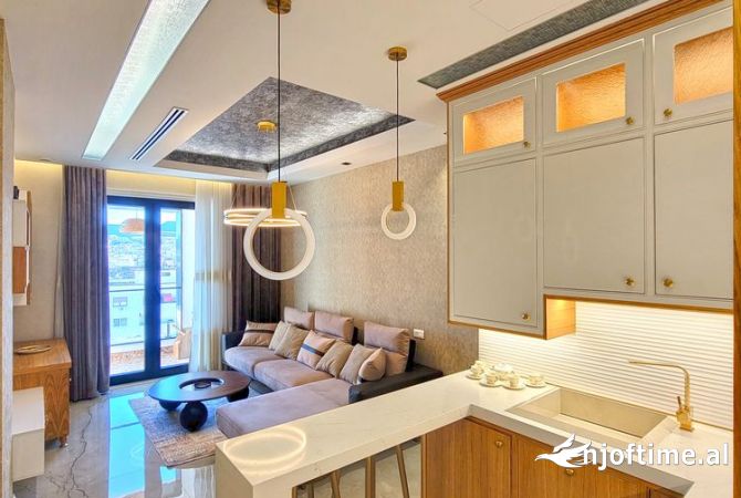 Shtepi ne shitje Penthose(kati i fundit panoramik) ne Tirane, 6+1, Mobilimi E mobiluar, Pagesa 1,500,000  Euro.