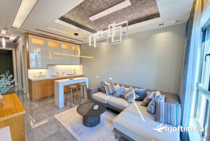 Shtepi ne shitje Penthose(kati i fundit panoramik) ne Tirane, 6+1, Mobilimi E mobiluar, Pagesa 1,500,000  Euro.