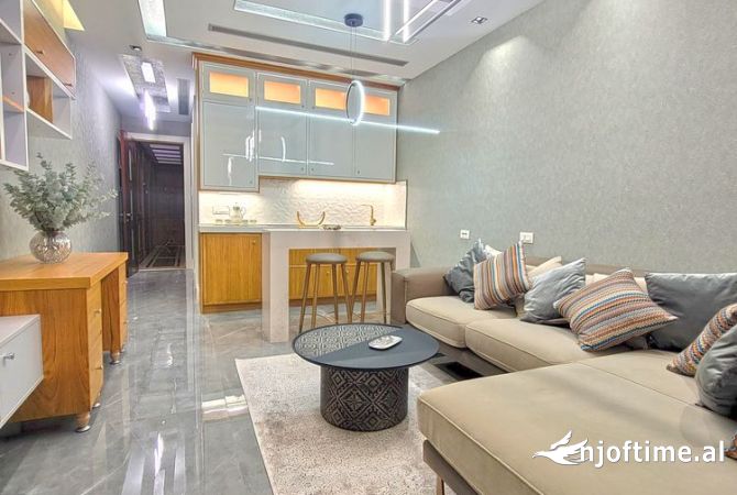 Shtepi ne shitje Penthose(kati i fundit panoramik) ne Tirane, 6+1, Mobilimi E mobiluar, Pagesa 1,500,000  Euro.