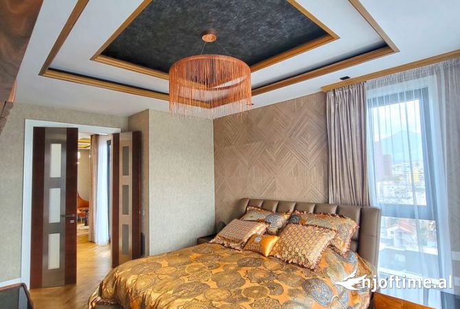 Shtepi ne shitje Penthose(kati i fundit panoramik) ne Tirane, 6+1, Mobilimi E mobiluar, Pagesa 1,500,000  Euro.