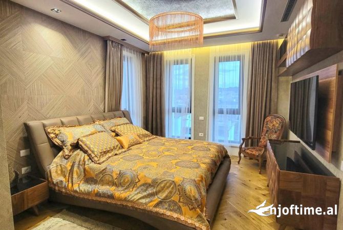 Shtepi ne shitje Penthose(kati i fundit panoramik) ne Tirane, 6+1, Mobilimi E mobiluar, Pagesa 1,500,000  Euro.