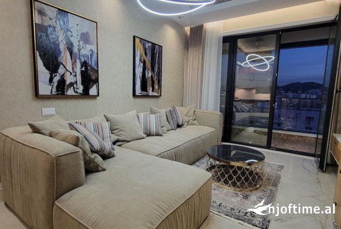 Shtepi ne shitje Penthose(kati i fundit panoramik) ne Tirane, 6+1, Mobilimi E mobiluar, Pagesa 1,500,000  Euro.