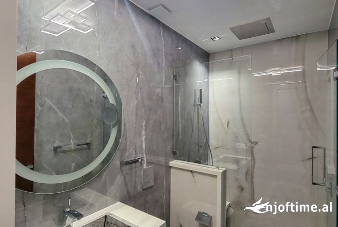 Shtepi ne shitje Penthose(kati i fundit panoramik) ne Tirane, 6+1, Mobilimi E mobiluar, Pagesa 1,500,000  Euro.